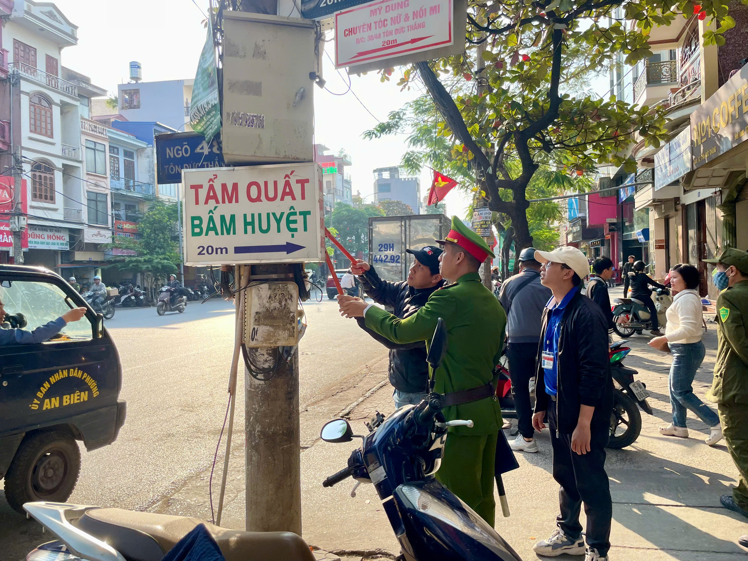 Công an phường An Biên ra quân lập lại trật tự đường hè, chào mừng Đại hội Đại biểu toàn quốc lần thứ XIV của Đảng